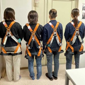 女性専用ハーネス（安全帯の着装状況）～　ベルトの胸部、大腿部の位置が違っている